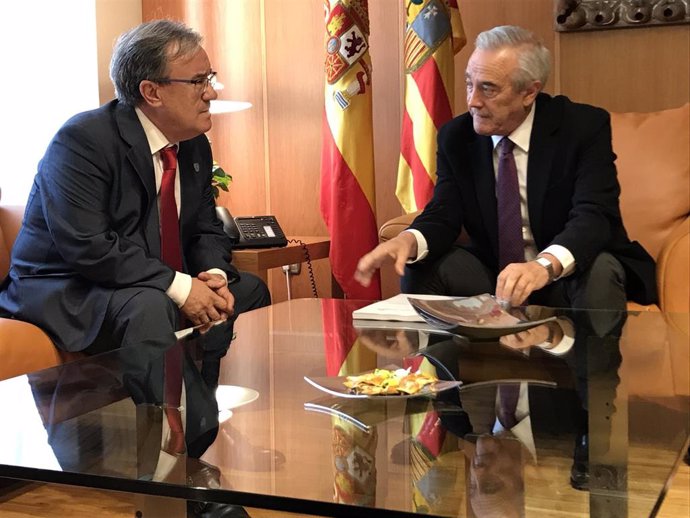 El Justicia de Aragón, Ángel Dolado, se ha reunido con el presidente de las Cortes, Javier Sada