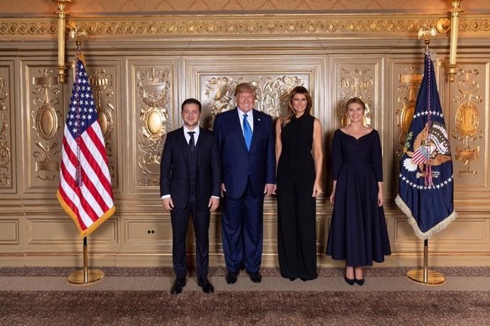 Volodimir Zelensi y Donald Trump posan junto a sus mujeres en una recepción