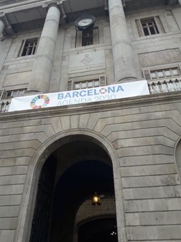 Pancarta a l'Ajuntament de Barcelona en suport dels Objectius de Desenvolupament Sostenible i l'Agenda 2030.  