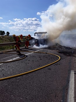 Incendio de un camión en la A-7 a la altura de Riba-roja de Túria