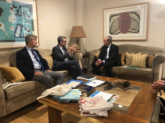 El consejero de Economía, Conocimiento, Empresas y Universidad, Rogelio Velasco, reunido en Sevilla con el director general del Centro Común de Investigación de la Comisión Europea (Joint Research Centre, JRC, en sus siglas en inglés), Vladimír Sucha.