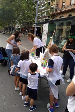Los escolares juegan a ser aprendices de Goya con la iniciativa 'El tranvía pinta mucho'