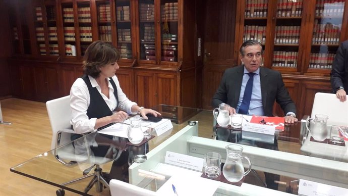 La ministra de Justicia en funciones, Dolores Delgado, y el consejero de Justicia, Interior y Víctimas de la Comunidad de Madrid, Enrique López