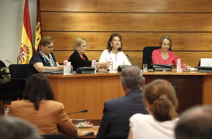 La consejera de Buenstar Social, Aurelia Sánchez, en Comisión en las Cortes