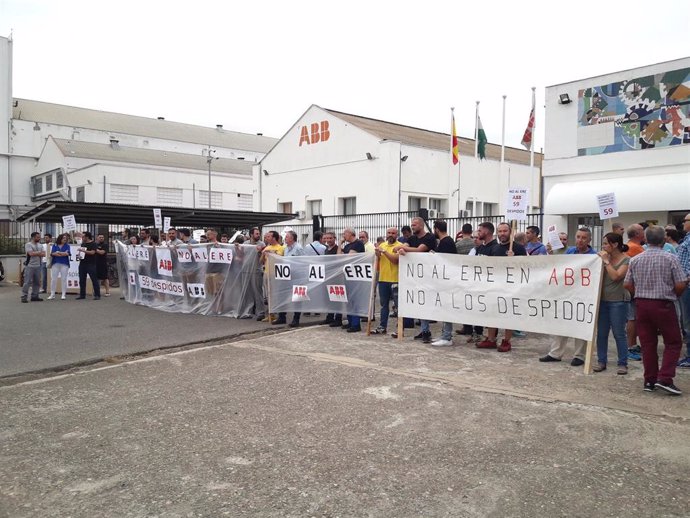 Concentración de los trabajadores de ABB ante la factoría de Córdoba en una imagen de archivo
