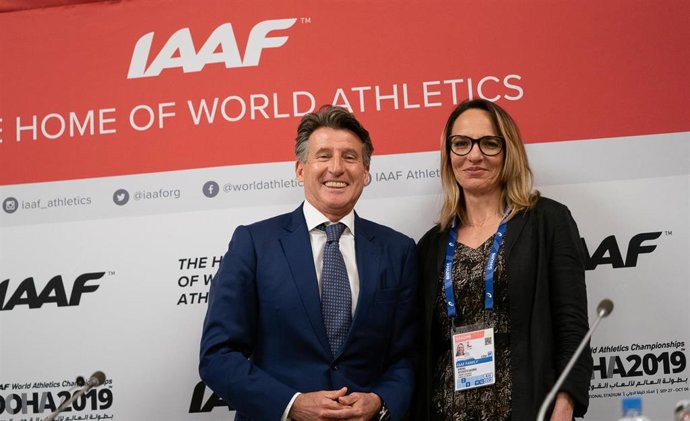 Sebastian Coe junto a la colombiana Ximena Restrepo tras ser elegidos presidente y vicepresidenta de la IAAF