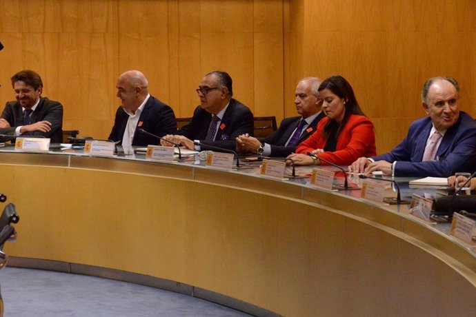 El presidente de Ashotel, Jorge Marichal (a la izquierda), en la reunión con la ministra de Turismo