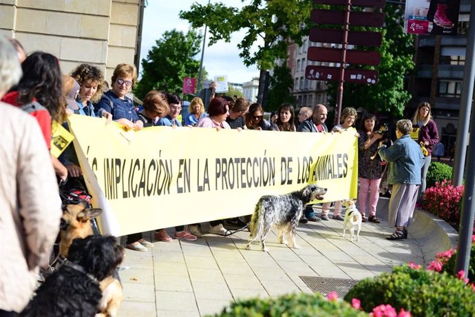 Concentración en Logroño por una mayor implicación en la protección de los animales