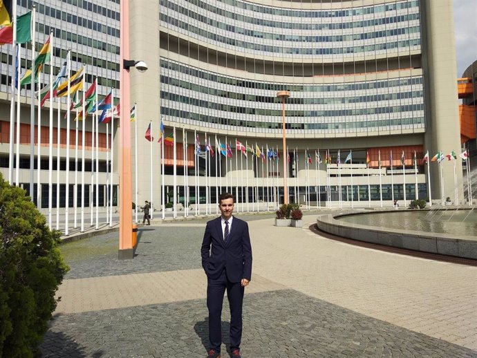 David Garciandía, ante la sede de la ONU en Viena, la capital austriaca.