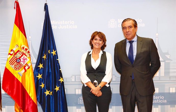 El consejero de Justicia, Interior y Víctimas de la Comunidad de Madrid, Enrique López, y la ministra de Justicia en funciones, Dolores Delgado.
