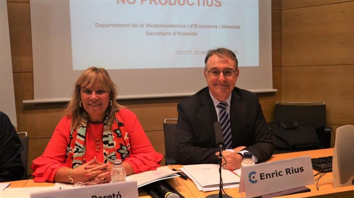 La directora general de Planificación y Estudios Fiscales de la Generalitat, Montse Peretó, y el asesor fiscal Enric Rius.