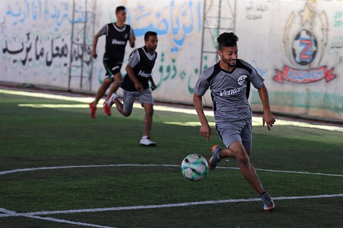 Jugadores del club gazací Jadamat Rafá en un entrenamiento en Rafá, en el sur de la Franja de Gaza