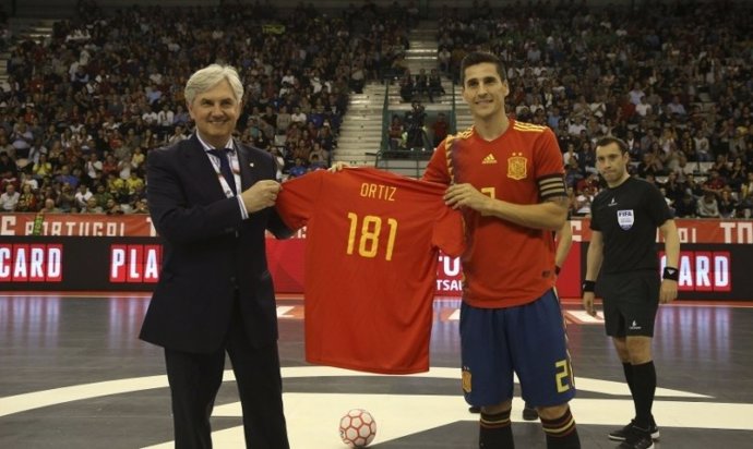 Carlos Ortiz y Venancio López con la camiseta de 181 internacionalidades, récord de España