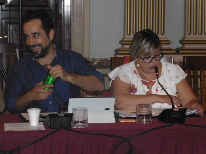 Los ediles de Adelante en el Ayuntamiento de Huelva, Mónica Rossi y Jesús Amador.