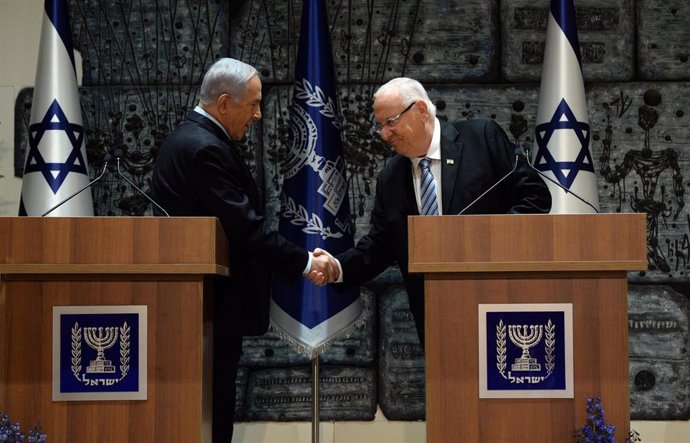 El presidente de Israel, Reuven Rivlin (d), y el primer ministro del país, Benjamin Netanyahu (i)