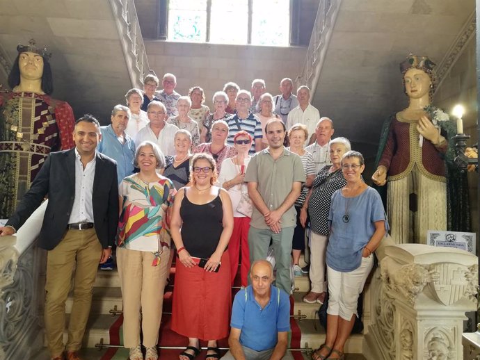 Un grup del Llar Regna Sofia de l'IMAS visita la seu del Consell de Mallorca.