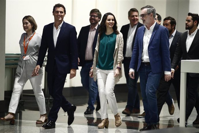 El presidente de Ciudadanos, Albert Rivera, junto a José Manuel Villegas y otros dirigentes del partido.