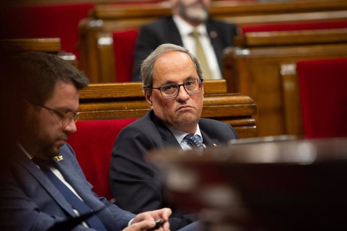 El presidente de la Generalitat, Quim Torra (d) y el vicepresidente de la Generalitat, Pere Aragons (i), en el debate de política general en el Parlament.