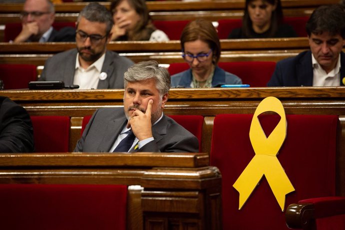 El portaveu de Junts per Catalunya en el Parlament, Albert Batet al costat d'un lla groc, en representació d'un pres polític absent durant el debat sobre política general, en el Parlament de Catalunya, a Barcelona, a 25 de setembre de 2019.