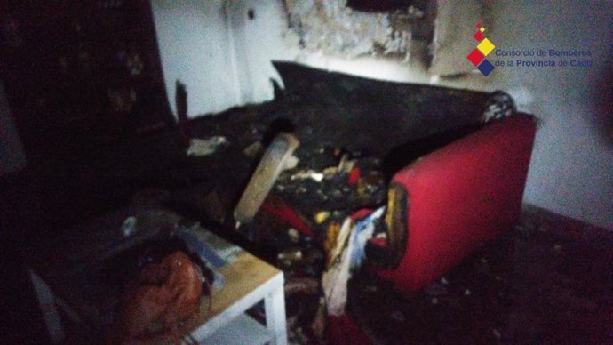 Estado en el que ha quedado el interior de la vivienda incendiada en Algeciras