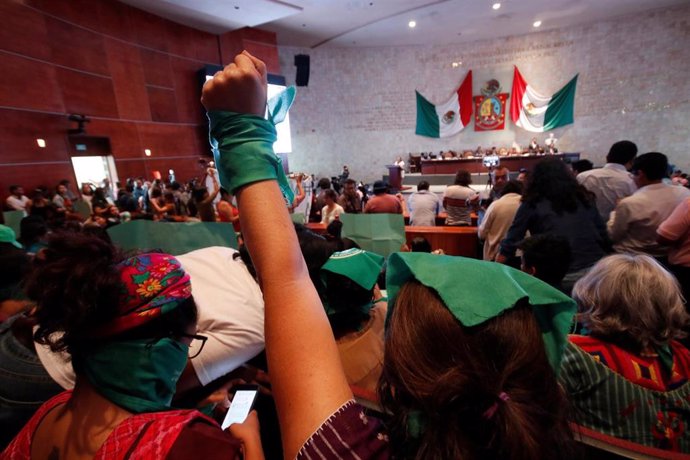 Una anifestante proaborto levanta el puño durante una sesión del congreso local mientras los legisladores votan sobre una legislación que despenalizaría el aborto en Oaxaca