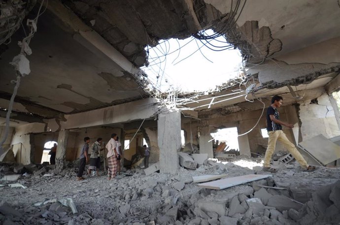 Daños causados por un bombardeo de la coalición liderada por Arabia Saudí en Yemen.