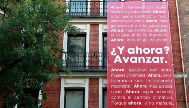 Imagen de la fachada de la sede del PSOE en Madrid con su nuevo lema para las elecciones generales "¿Y ahora? Avanzar"