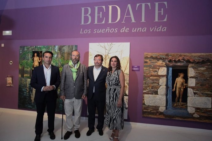 Autoridades en la inauguración en Badajoz de una exposición del pintor cuariense Miguel Ángel Bedate