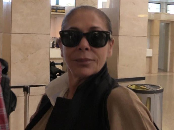 Isabel Pantoja llega al aeropuerto de Madrid tras la polémica con su hija