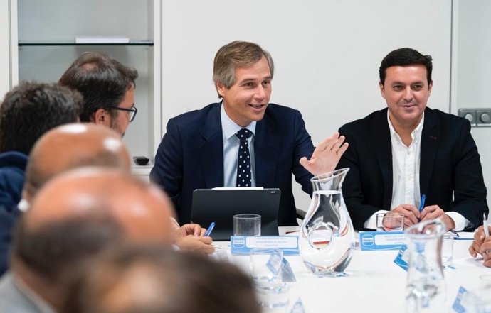 Reunión del vicesecretario de Política Terrorial, Antonio González Terol, con el responsable de Política Provincial del PP, Javier Aureliano García, en la sede del PP. Asisten los presidentes de Diputación del PP.