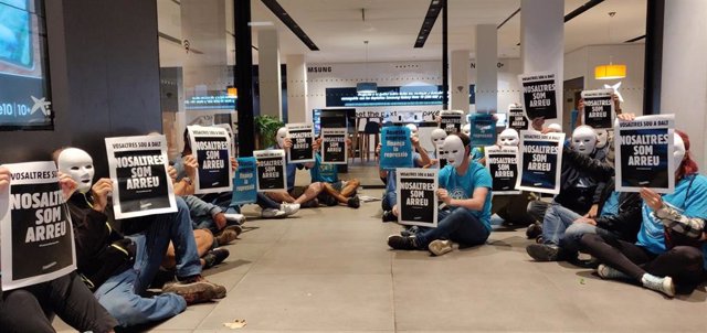 Activistas de Tsunami Democràtic ocupan una entidad de CaixaBank