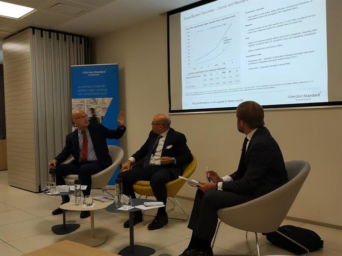 (De Izquierda A Derecha) Mike Brook, Responsable De Estrategias De Diversificación Multiactivos De Aberdeen Standard Investments ; David Cano, Socio De AFI; Y Álvaro Antón Luna, Responsable De Aberdeen Standard Investments En España, En La Presentación 