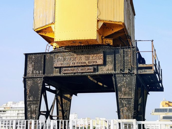 La antigua grúa amarilla del Muelle de Levante