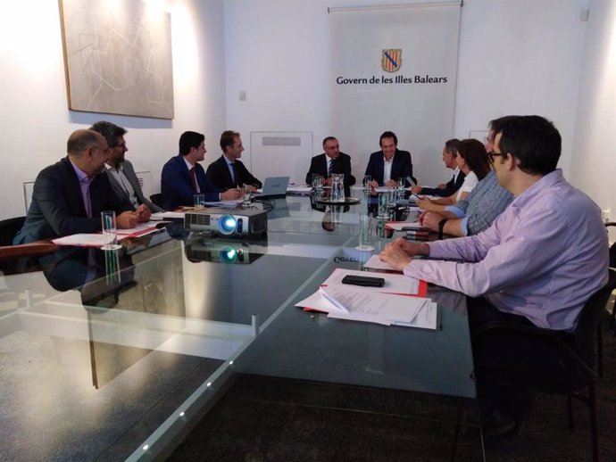 El conseller de Movilidad del Govern de Baleares, Marc Pons, se ha reunido con la Comisón de Coordinación del Aeropuerto de Mallorca.