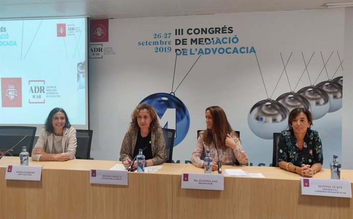 La diputada de l'Icab Núria Flaquer; la consellera Ester Capella; la degana de l'Icab, Maria Eugnia Gai, i la presidenta de la Comissió de Mediació de l'Icab, Montse Purtí