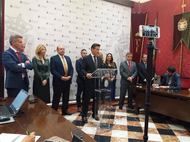 El alcalde de Granada, Luis Salvador, en el balance de cien días, en presencia de Sebastián Pérez (PP)