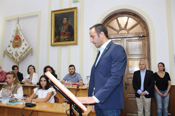 Toma de posesión del nuevo concejal del Ayuntamiento de Mérida, Manuel Jesús Martínez Campos.