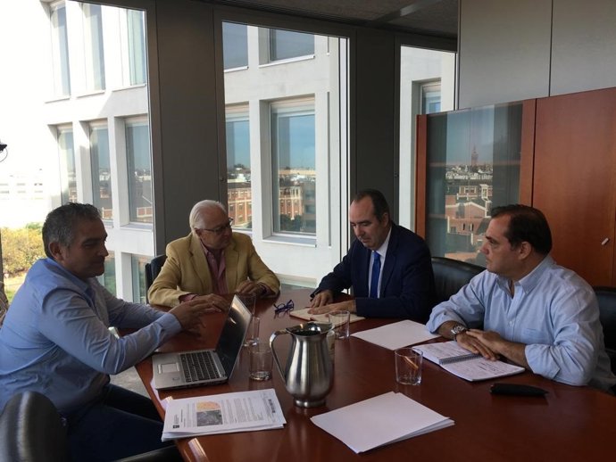 Reunión entre el comisionado del Polígono Sur y responsables de la Junta de Andalucía