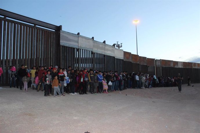 Migrantes detenidos en la frontera de Estados Unidos con México