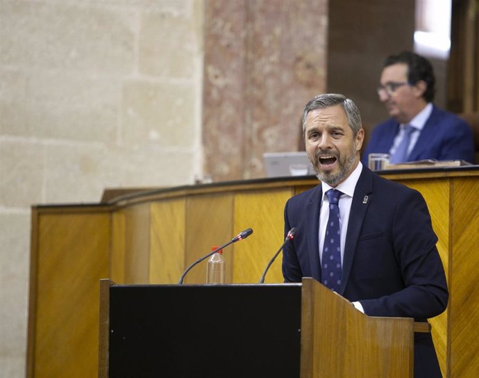 El consejero de Hacienda, Industria y Energía, Juan Bravo, en el Parlamento de Andalucía en una imagen de archivo.  