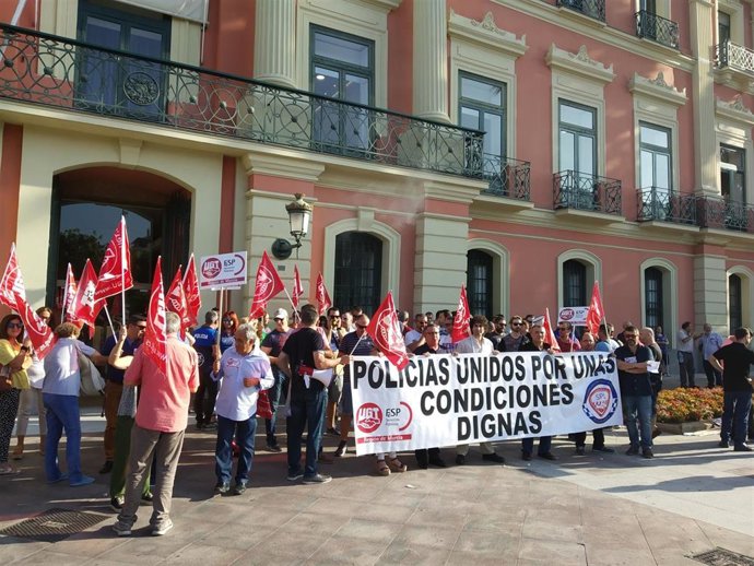 CNCENTRACIÓN EN LA GLORIETA, EN EL AYUNTAMIENTO DE MURCIA, DE LOS AGENTES DE LA POLICÍA LOCAL