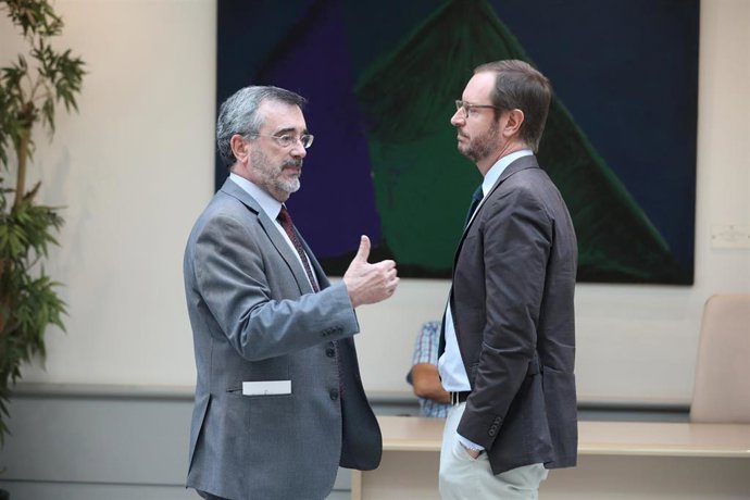 El presidente del Senado, Manuel Cruz, charla con el portavoz del PP en la Cámara Alta, Javier Maroto.
