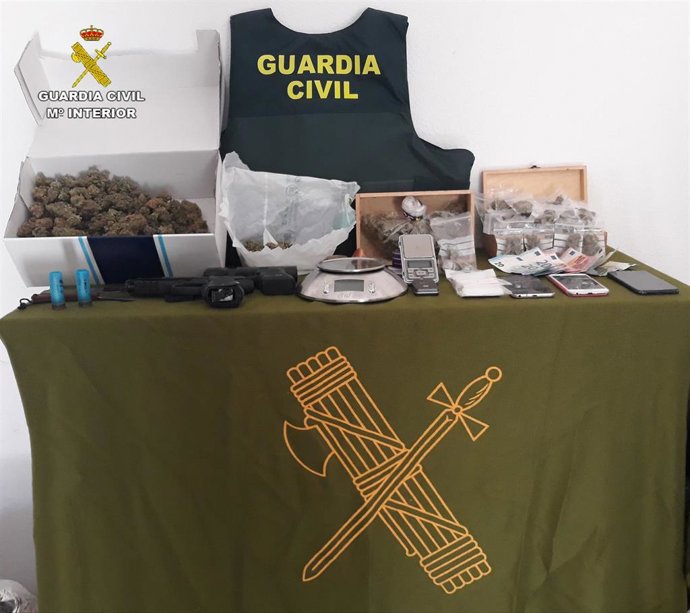 Droga y otros efectos intervenidos por la Guardia Civil en la operación antidroga en Rute (Córdoba).
