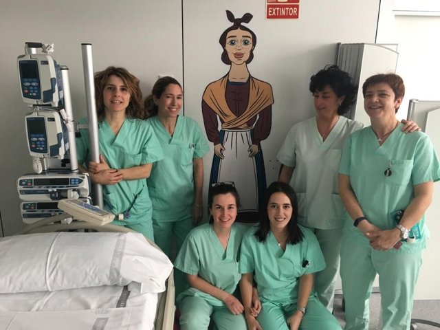 Personal sanitario con uno de los vinilos de los gigantes de Burlada colocados en la UCI Pediátrica del CHN