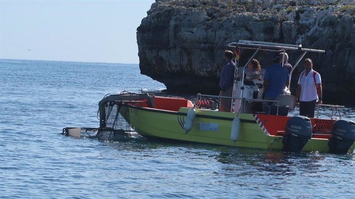 Una embarcació de Neteja del litoral.