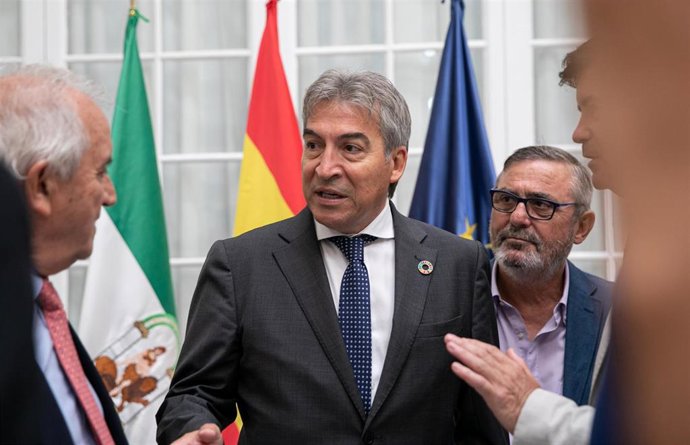 El delegado del Gobierno en Andalucía, Lucrecio Fernández, durante la reunión que ha mantenido este viernes con una plataforma sobre infraestructuras para la provincia de Sevilla.