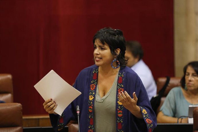 La presidenta del grupo parlamentario de Adelante Andalucía y líder de Podemos Andalucía, Teresa Rodríguez, durante la sesión de control en el Parlamento