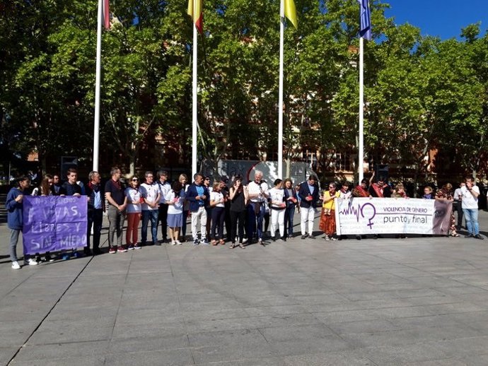 Concentración contra la violencia machista que, una vez al mes, celebra el Ayuntamiento de Logroño