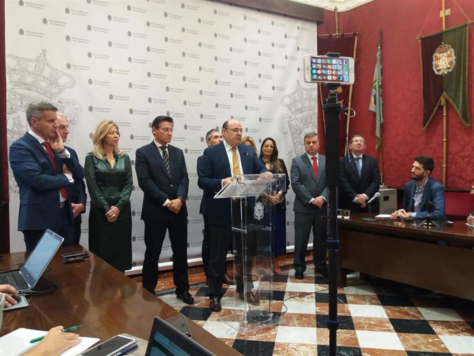 El presidente del PP de Granada y primer teniente de alcalde, Sebastián Pérez, en rueda de prensa con Luis Salvador (Cs)
