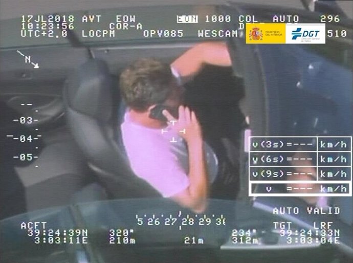 Un conductor hablando por el móvil mientras conduce es pillado por uno de los helicópteros de la DGT